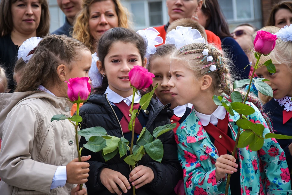 Родителям придется потрудиться с оформлением детей, прежде чем первоклашки придут в первый раз в первый класс.
