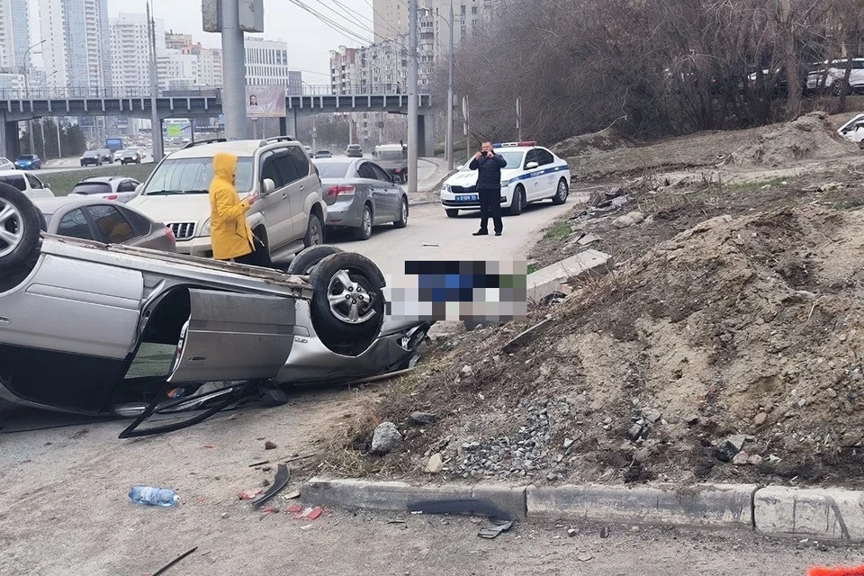 Виновника смертельной аварии у АЗС в Новосибирске доставили в суд.