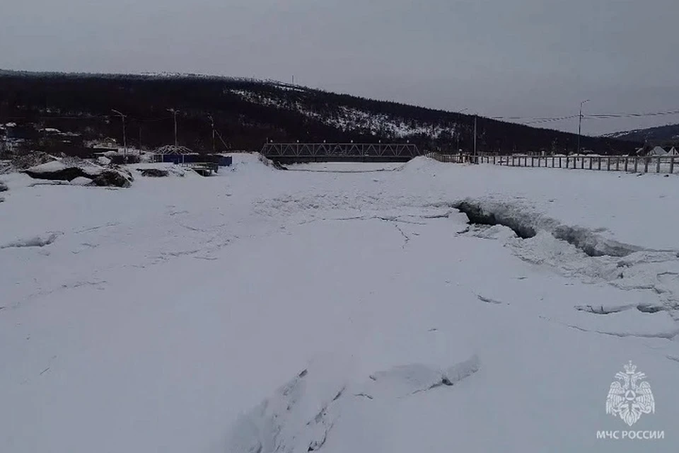 Сотрудники МЧС проверили безопасность льда в бухте Гертнера Фото: МЧС Магаданской области