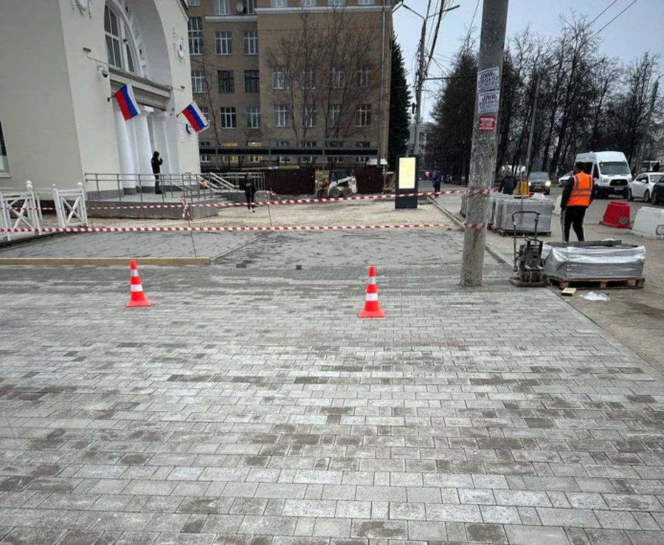 Перед тульским автовокзалом начали обновлять пешеходную зону.