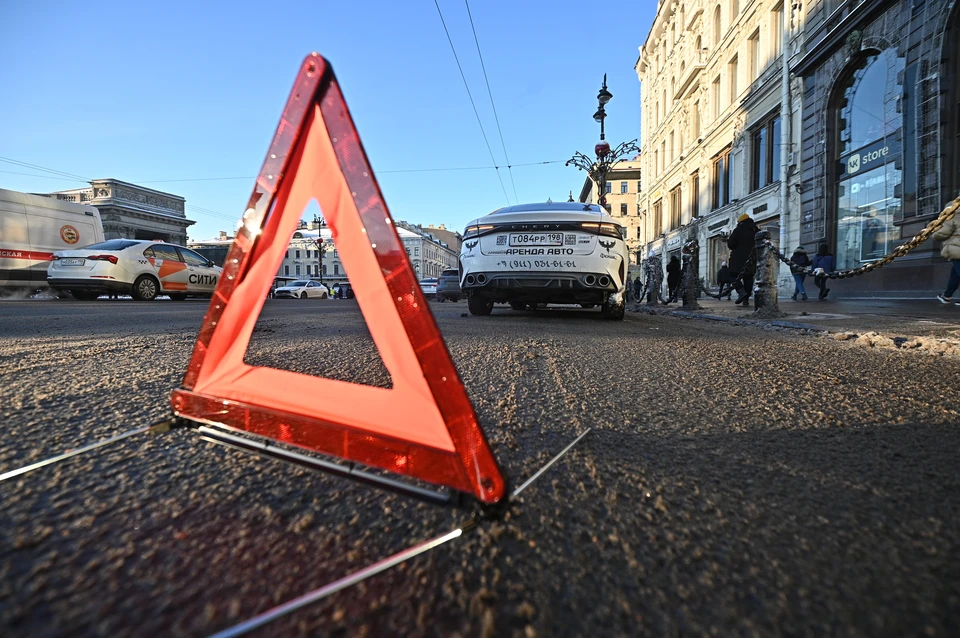 В Ленинградской области на лежащего мужчину наехали две машины.