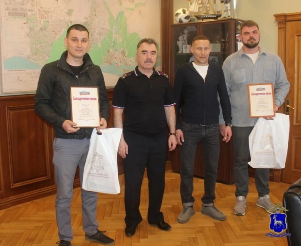 Начальник тольяттинской полиции вручил Ринату Фахрееву и Артему Охову благодарственные письма