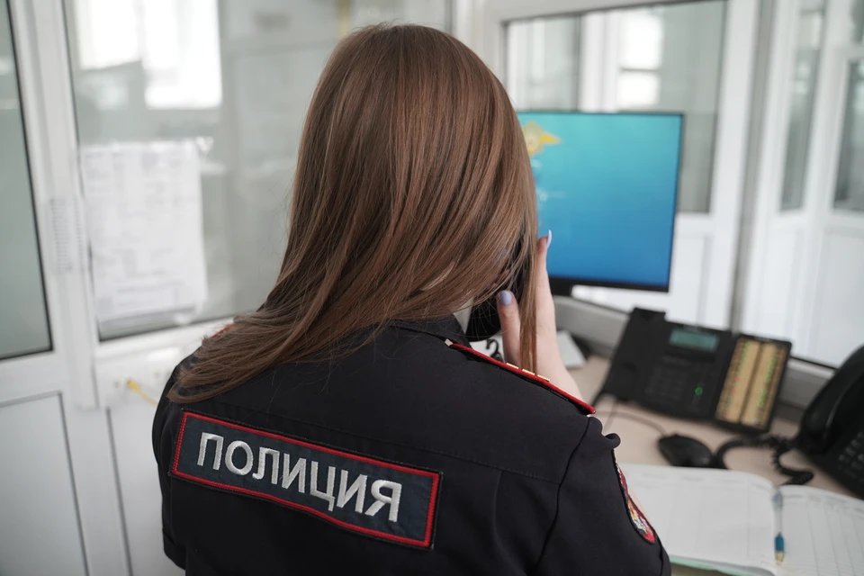 Вероятно, наличных у восьмиклассника при себе не было.