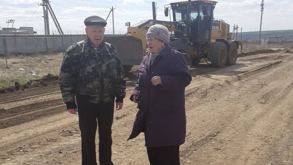 Активные жители проконтролировали, как идут работы, и поблагодарили за помощь Николая Панкова