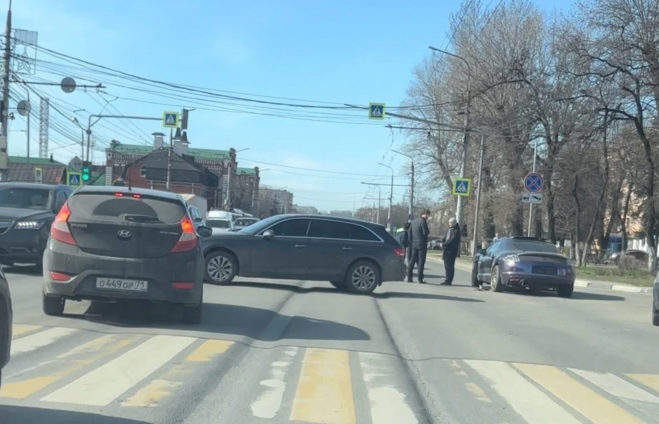 Утреннее ДТП парализовало движение на проспекте Ленина в Туле.