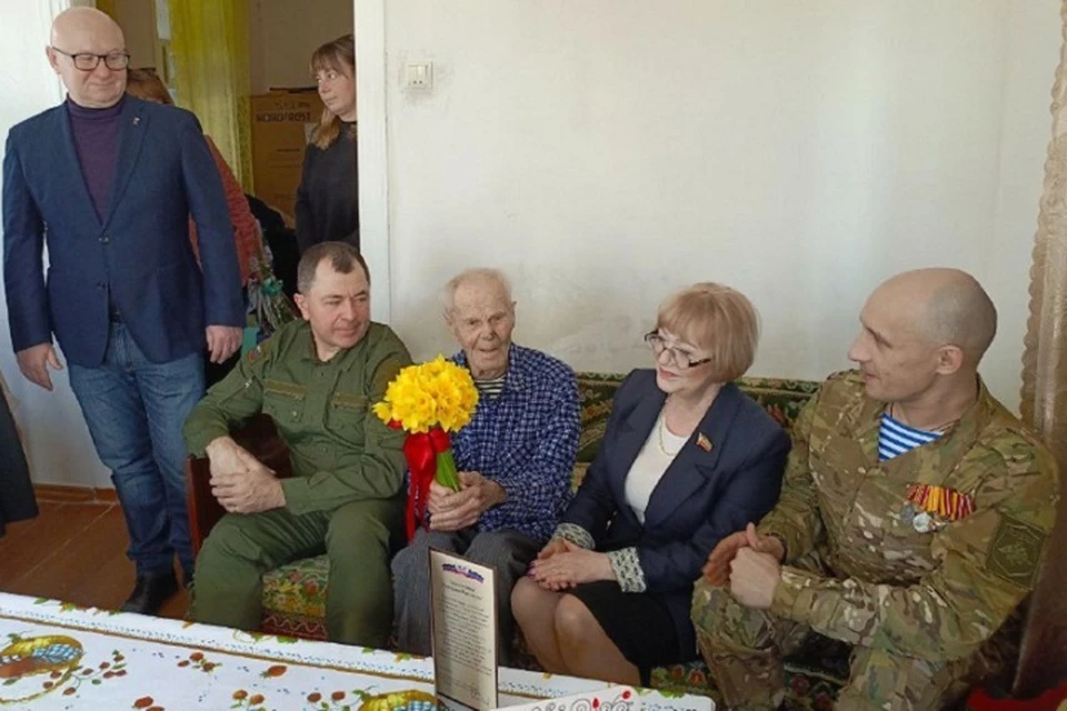Ветерана войны и труда поздравили представители Министерства обороны, Министерства культуры, Росгвардии и местные власти. Фото: t.me/AGShahtersk