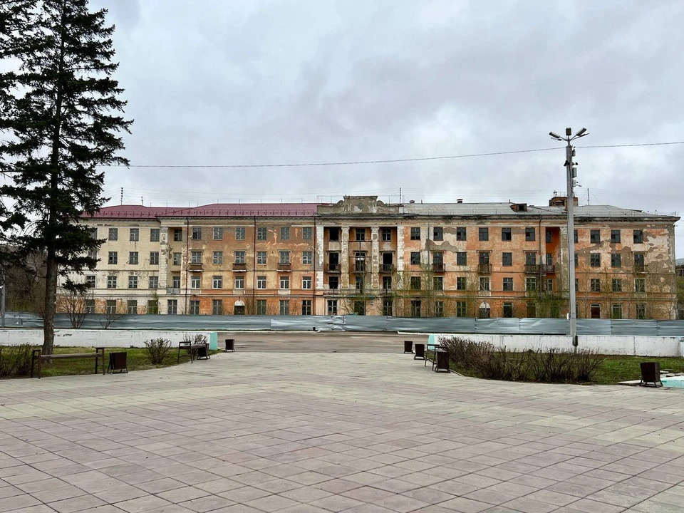 Восточное крыло гостиницы «Алей» частично обрушилось еще в 2018 году. Фото: t.me/Feldman_D_Z