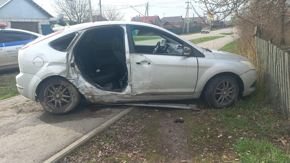 На улице Гайдара в городе Грязи 19-летний водитель на полном ходу съехал с дороги. Фото управления Госавтоинспекции по Липецкой области.
