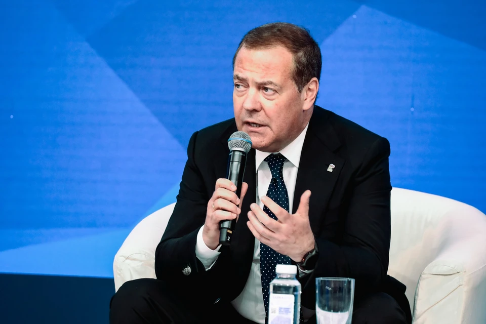 Медведев: Киевской клике нужно обсудить, сколько ЕС получит гробов