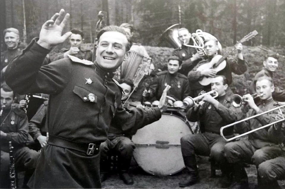 Джаз-оркестр Уральского добровольческого танкового корпуса, 1944 г. Фото из книги Натальи Риккер «Джаз в Челябинске. История с продолжением».