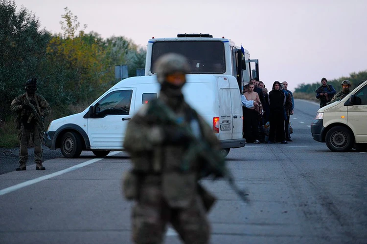 «Мама, я живой!»: Россия вернула из украинского плена 261 военного