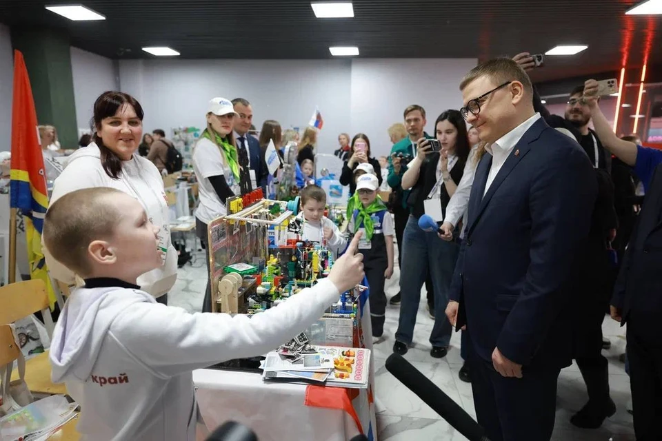 Дети показали губернатору свои инженерные разработки. Фото: пресс-служба правительства Челябинской области.