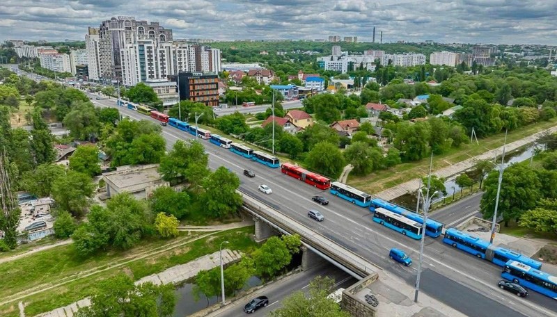 На Радоницу автобусы трех маршрутах будут бесплатно перевозить жителей столицы на кладбище Святого Лазаря. Фото: t.me/Primaria_Chisinau