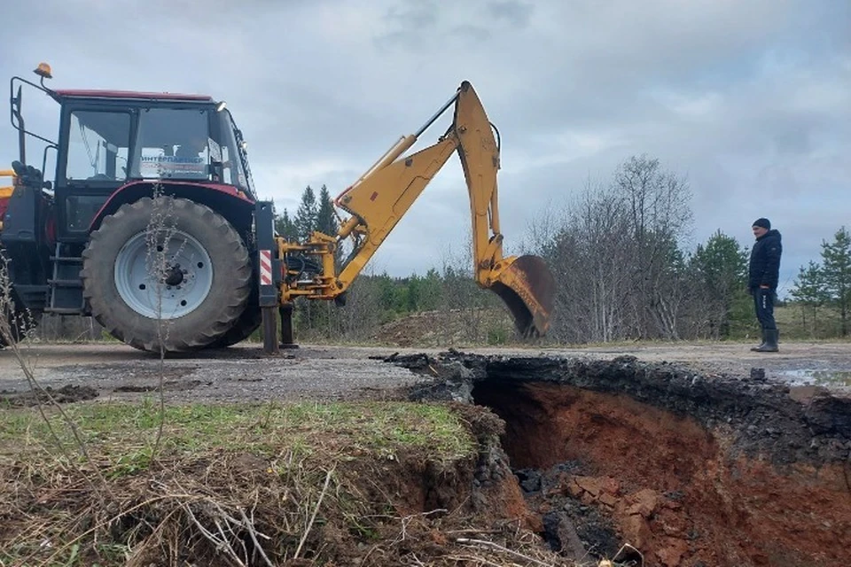 Грунт на дороге рядом с водопропускной трубой разрушился. Фото: vk.com/id82936290