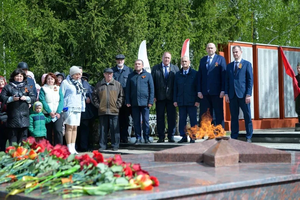 Сразу после церемонии зажжения огня у мемориала открыли Вахту Памяти