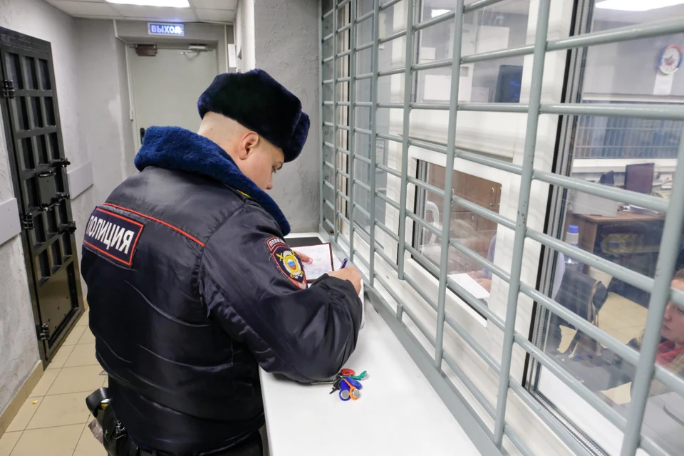 Правоохранители устанавливают местонахождение подозреваемых.