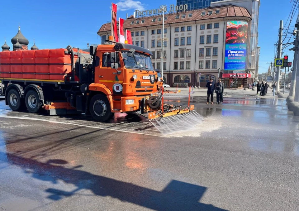 Тульские коммунальщики продолжают убирать город от смета и мусора.