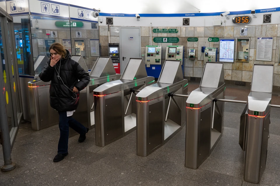 В Петербурге усилят контроль за прыжками через турникеты.