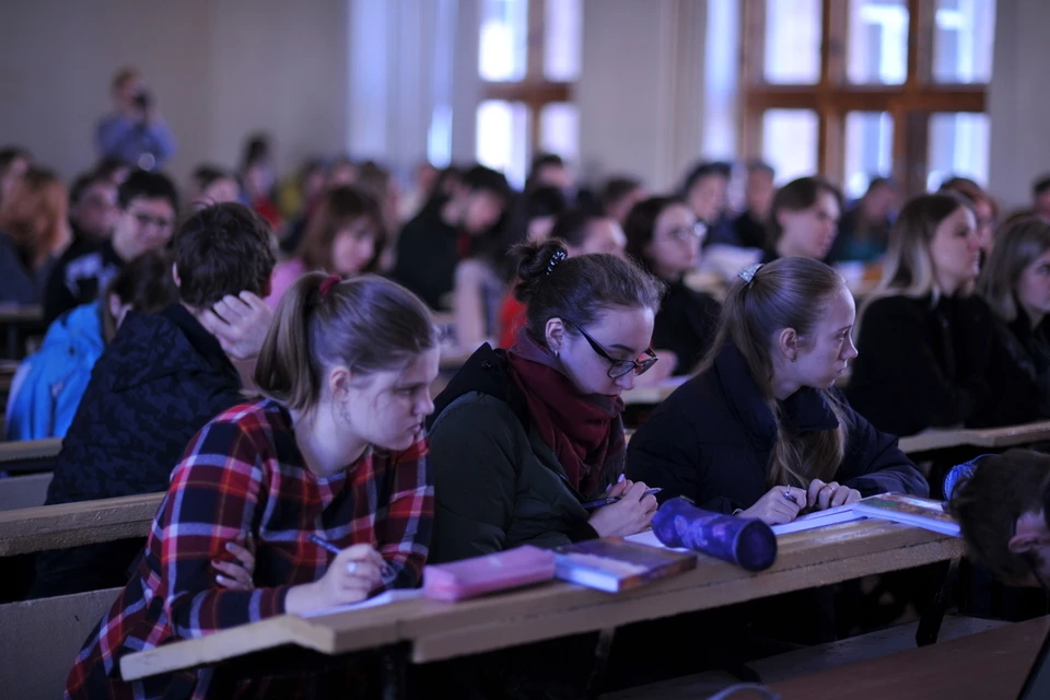 В Новосибирске студенты обвинили преподавателя в чтении лекций интимного характера.