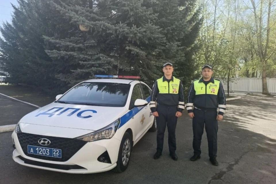 Инспекторы помогли пострадавшему добраться до больницы в течение пяти минут