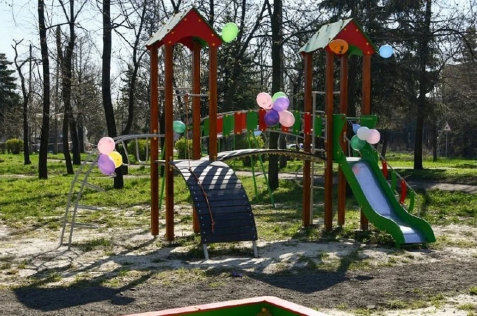 По просьбам родителей в сквере поселка шахты имени Челюскинцев установили детскую площадку. Фото: ТГ/Кулемзин