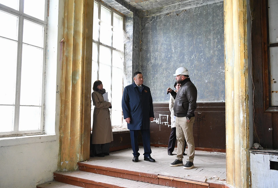 Губернатор осмотрел здание изнутри.