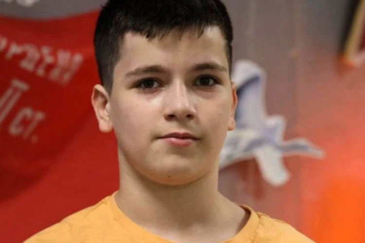12-летний школьник на лету поймал и спас малыша, который сорвался с девятого этажа: как он это сделал, никто не понимает