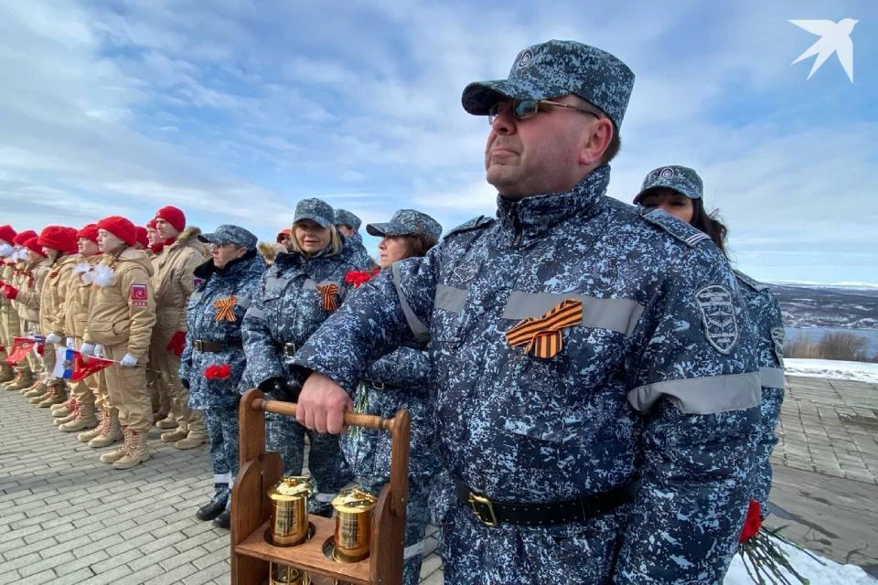 Частицу Вечного огня доставили к Вечному огню в Мурманске.