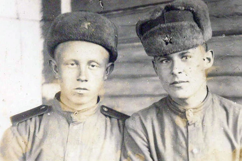 Анатолий Николаев (справа) с двоюродным братом Борисом во время службы в истребительном батальоне. Фото: из архива семьи.