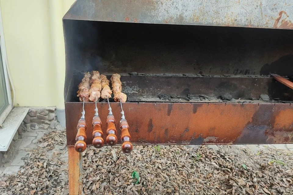 Вкусный шашлык можно сделать из простых продуктов