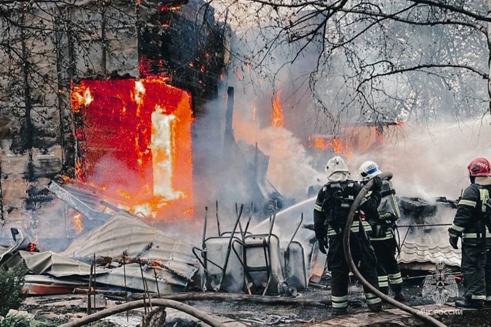 Два частных деревянных дома горят в Южном Бутово