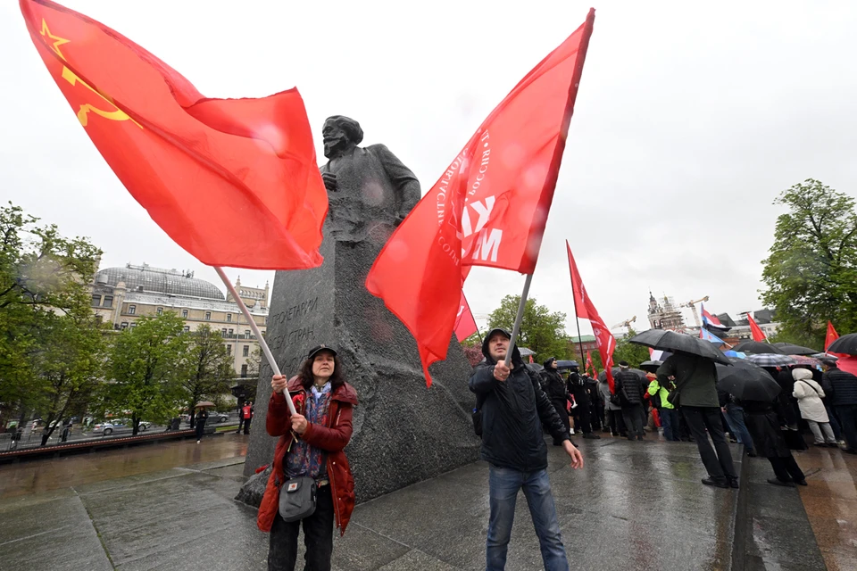 У подножия памятника Карлу Марксу на Театральной площади собрались несколько тысяч человек