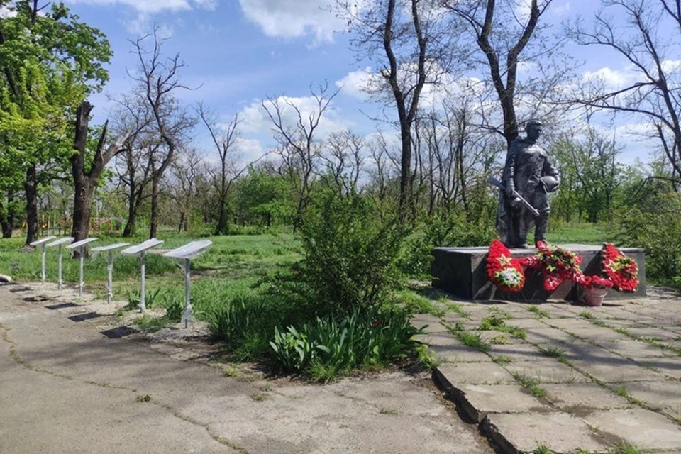 В Авдеевке проводят работы по благоустройству памятных мест. Фото: Администрация Ясиноватского округа