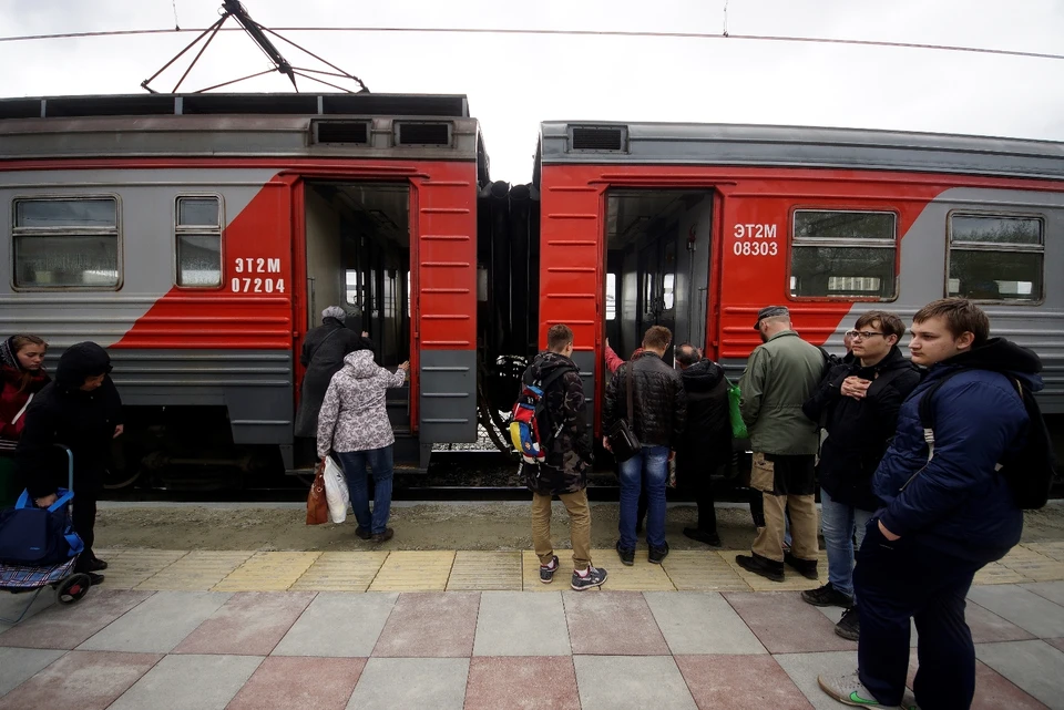 Электропоезд остановился на станции Левшино и по техническим причинам не мог продолжить движение.
