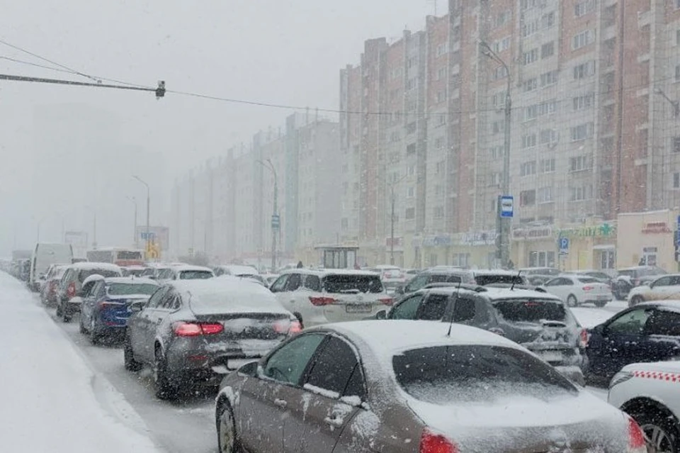 «Снегопад века» вызвал в Перми транспортный коллапс.