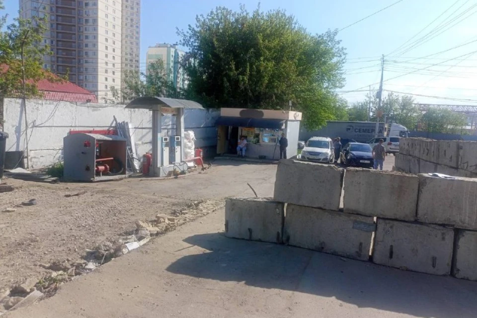В Саратове демонтировали часть автозаправки по решению суда.