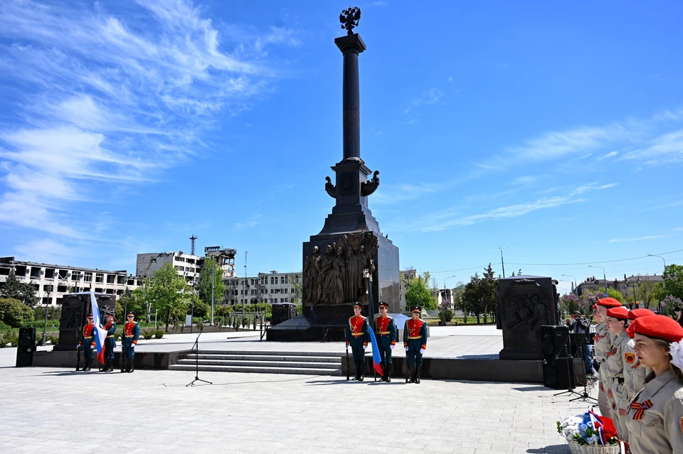 Гранитная стела составила 17,5 метра в высоту. Фото: пресс-служба Смольного