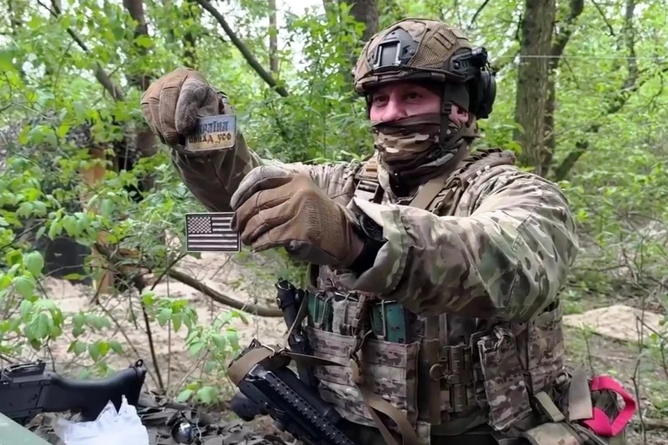 В одной руке у «Боцмана» оказался шеврон украинских националистов, а в другой американский флаг. Оба шеврона были сняты с формы одного боевика.