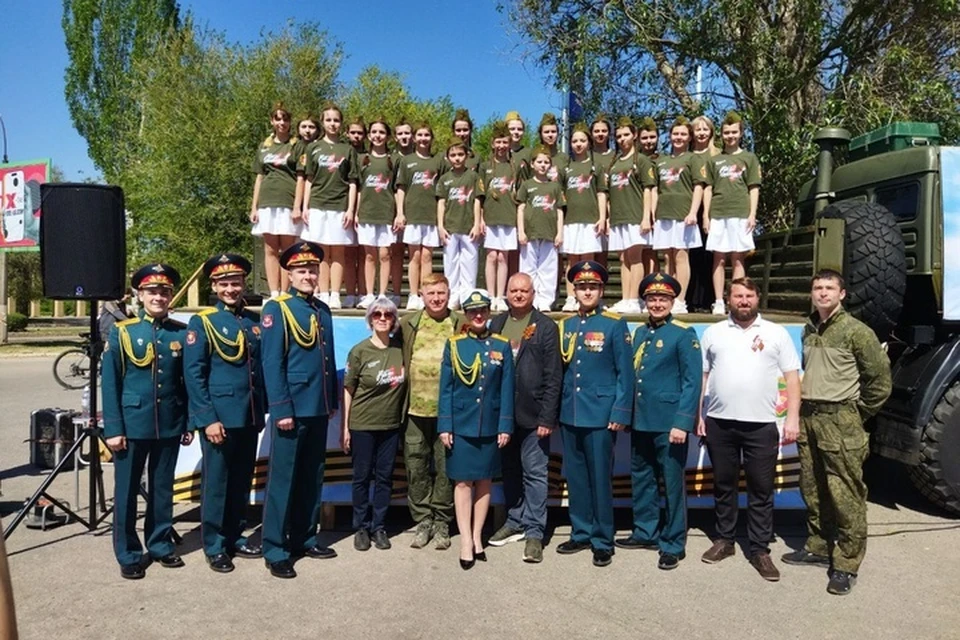 Артисты приехали поздравить ветерана. ФОТО: Василий Леонов