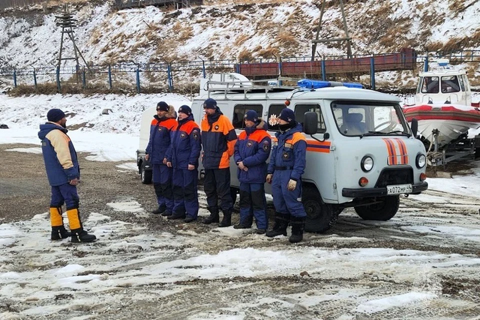 Снежная масса накрыла двух девушек Фото: МЧС России