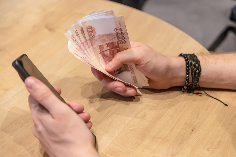 Оренбуржцы занимают у банков три средних зарплаты