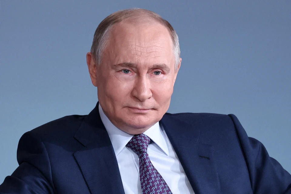 Владимир Путин показал, что находится в его холодильнике и на столе в квартире в Кремле