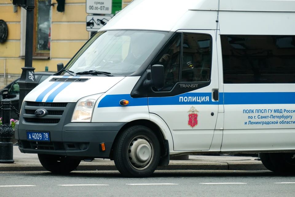 Легковушка влетела в припаркованный грузовик.
