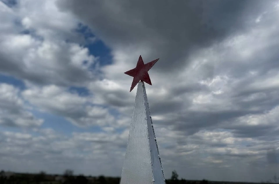 В Токмаке Запорожской области полицейские благоустроили воинские захоронения. ФОТО: ГУ МВД России по Запорожской области