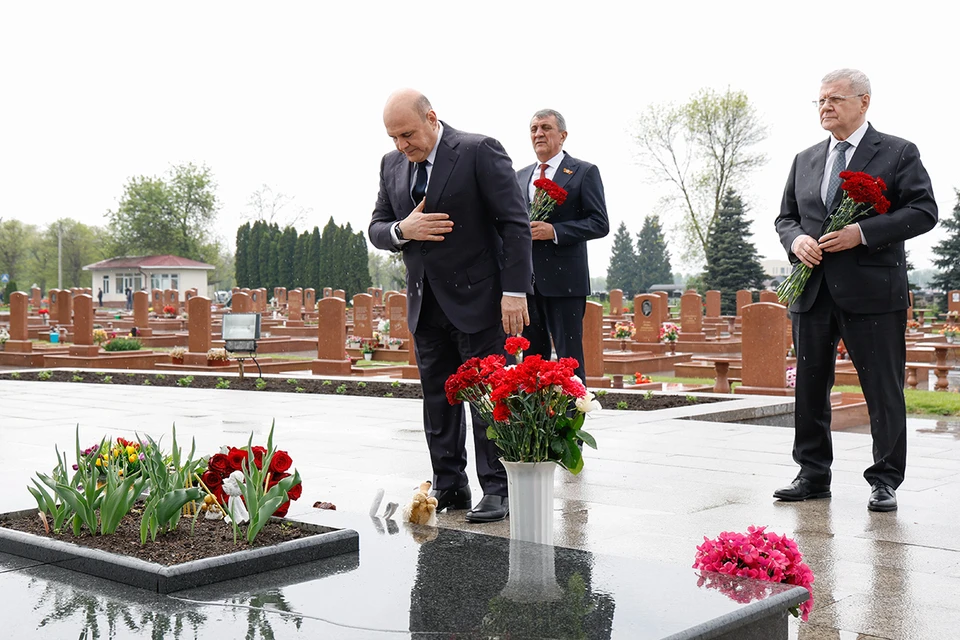 Премьер-министр РФ Михаил Мишустин во время возложения цветов к монументу "Древо скорби" в мемориальном комплексе "Город ангелов". Фото: Дмитрий Астахов/POOL/ТАСС