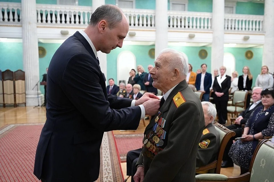 Денис Паслер встретился с ветеранами 5 мая. Фото: telegram-канал Дениса Паслера