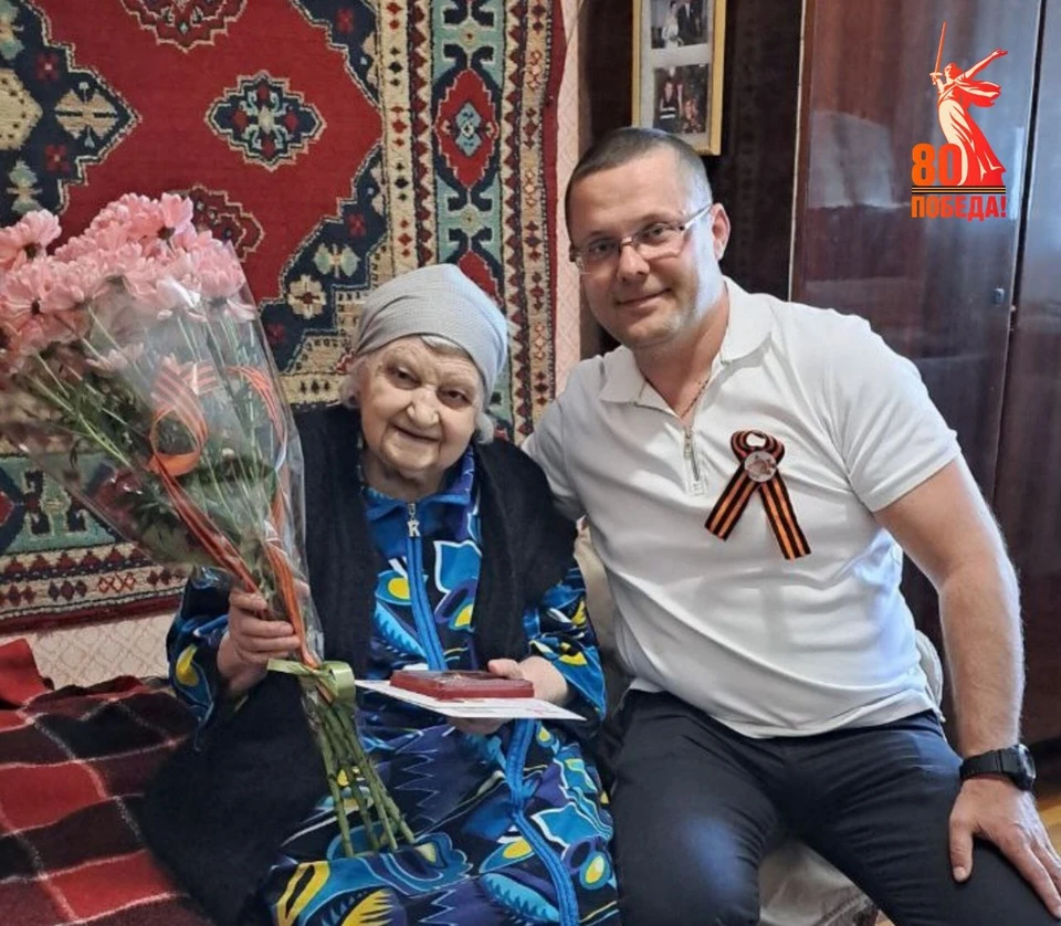 Ветеранам вручают памятные медали. Фото - тг-канал администрации Мелитополя