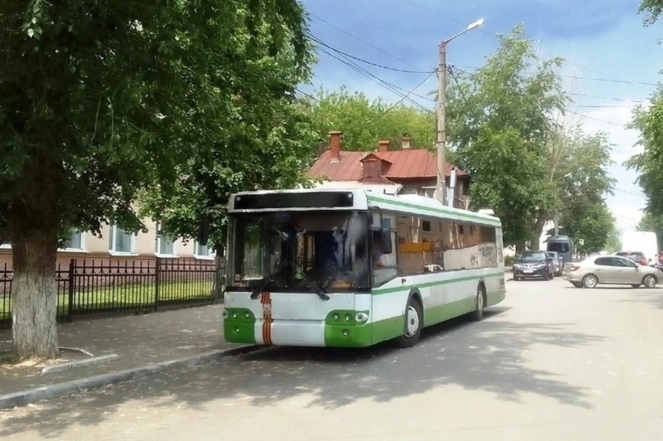 «Душно и трясёт»: пассажиры маршрута №26 жалуются на автобусы в Калуге.