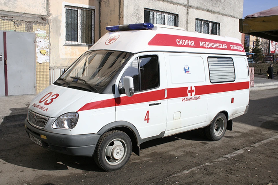 Медики пытались оказать помощь пострадавшему прямо на месте