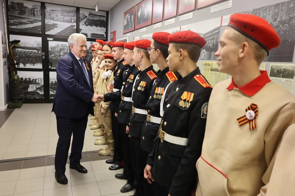 Геннадий Котельников провел экскурсию для кадетов и юнармейцев. Фото: пресс-служба Самарской губернской думы
